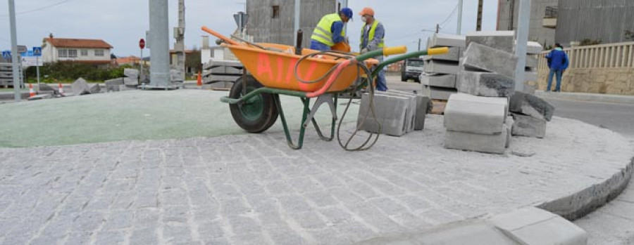 RIVEIRA - La constructora de la rotonda del cruce de O Vilar ya comenzó a rebajar los bordillos