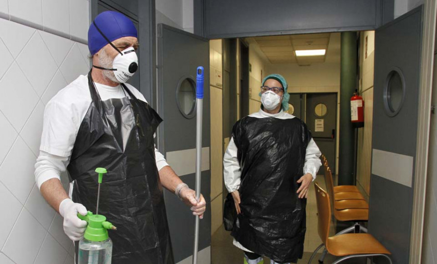 Un vecino de Cuntis da positivo en coronavirus mientras los sanitarios del PAC de Vilagarcía se protegen con bolsas