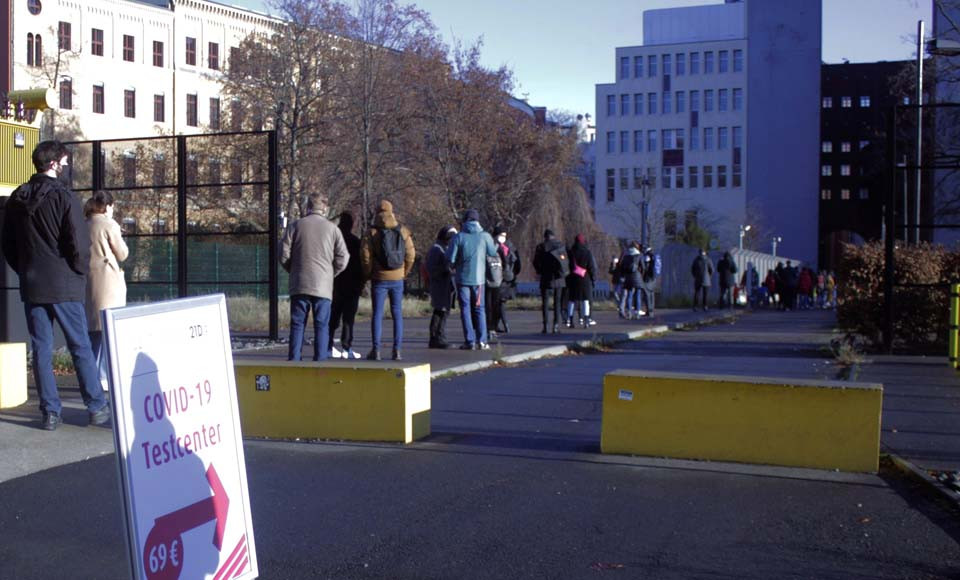 Colas de más de seis horas en Berlín para hacerse la PCR necesaria  para poder viajar