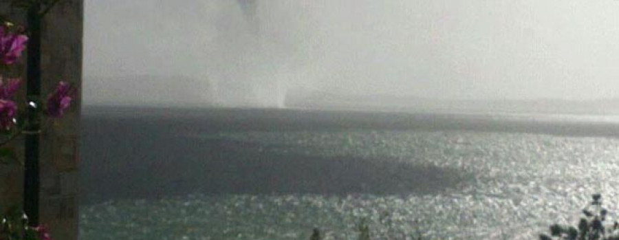 RIVEIRA - Un tornado en medio de la ría arousana vuelve a generar una gran expectación en la ciudad