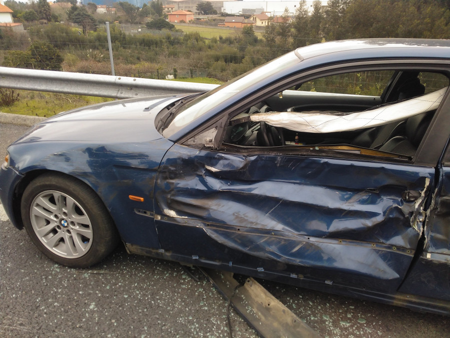 Un tráiler sufre una aparatosa salida de vía en la Autovía do Barbanza y acaba volcado en una finca de A Pobra