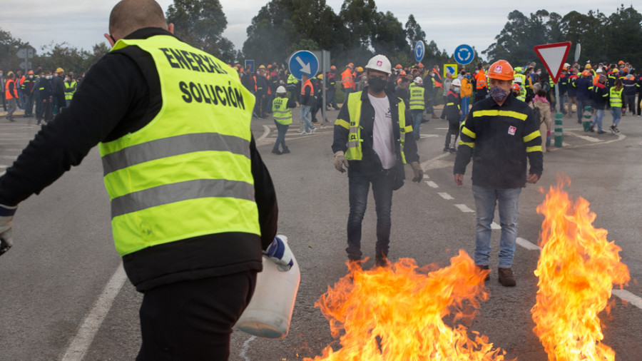 Los trabajadores de Alcoa vuelven a cortar las carreteras en Xove