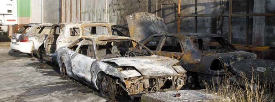 Investigan si el incendio de cuatro coches en Catoira pudo ser intencionado