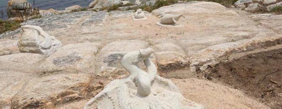 O GROVE - Siete tumbonas en piedra completan el conjunto escultórico de Moreiras