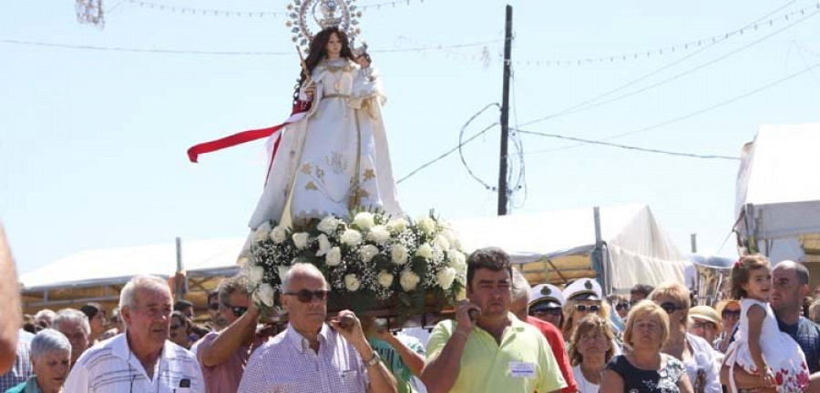 Cientos de personas acuden fieles a su cita con A Lanzada