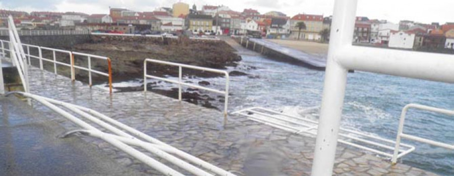 El temporal causa un reguero de daños y se ceba con la zona portuaria de Corrubedo