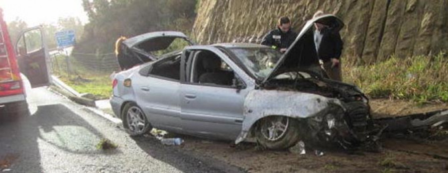 A POBRA - Una pareja resulta herida tras un accidente en la AG-11 en el que su coche voló 36 metros