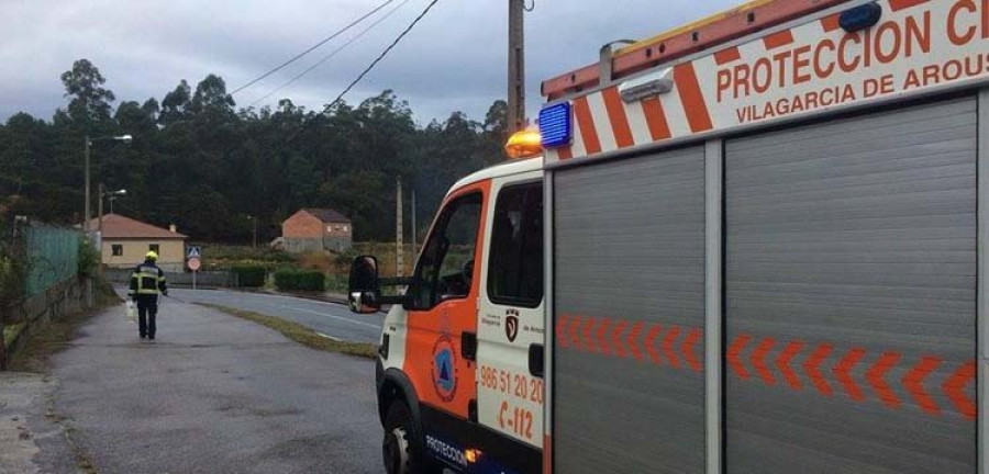 Un vehículo de la Guardia Civil esquiva a un conductor ebrio de madugada en A Laxe