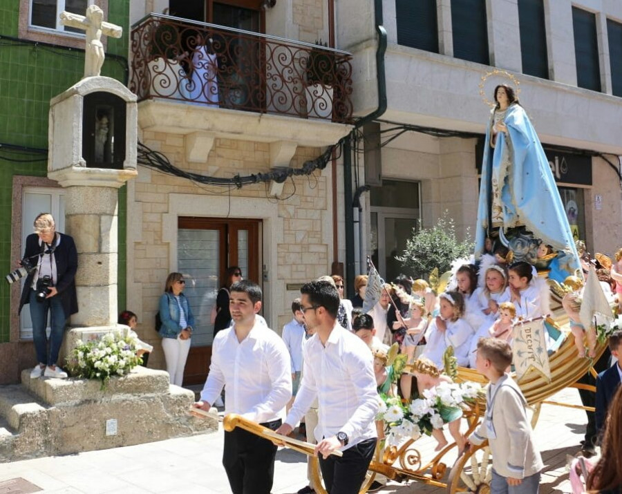 La procesión de las Hijas de María recobra su esplendor de antaño