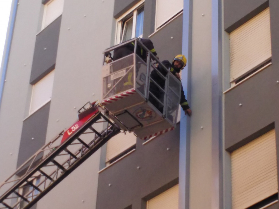 Movilizados los Bomberos de Ribeira al desprenderse el canalón de la fachada de un edificio de Rosalía de Castro