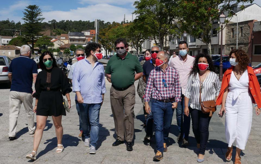 El PSOE reivindica en A Illa la defensa del sector del mar y  un nuevo dique para O Xufre