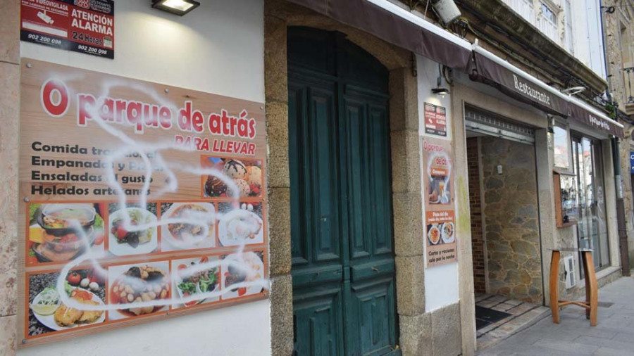 Aparecen pintados los carteles y la cristalera del restaurante “O parque de atrás” en Ribeira