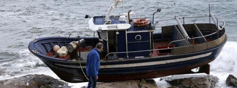 Rescatan del mar en Muros  a tres marineros después de chocar su barco contra las rocas