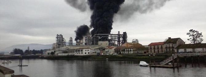 PONTECESURES-La negra humareda de un incendio en Finsa genera alarma en kilómetros a la redonda