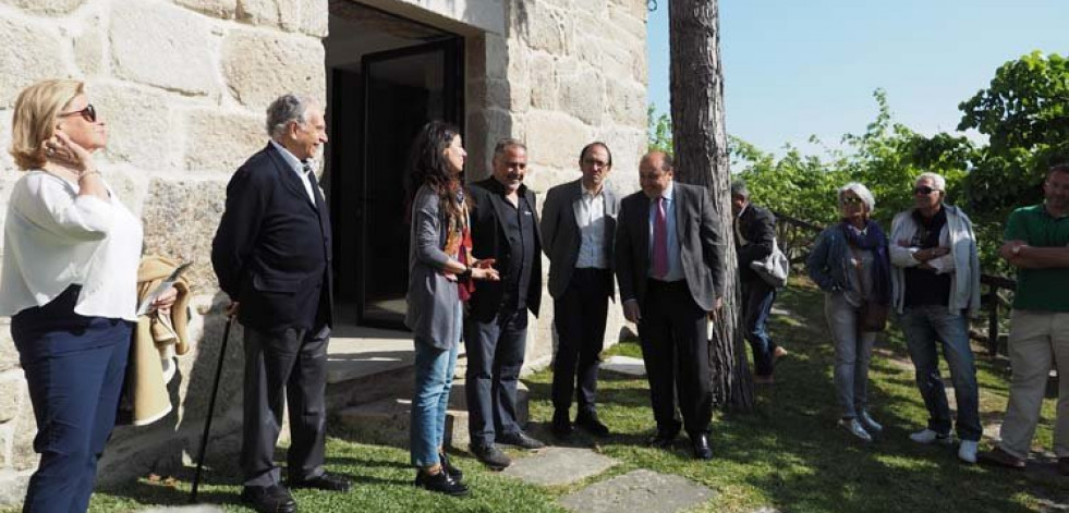 Una muestra aborda la cultura del vino en la obra de Cela