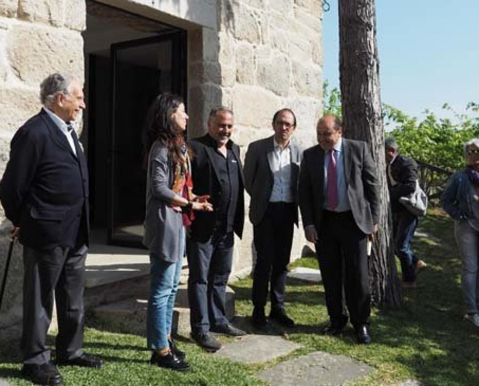 Una muestra aborda la cultura del vino en la obra de Cela