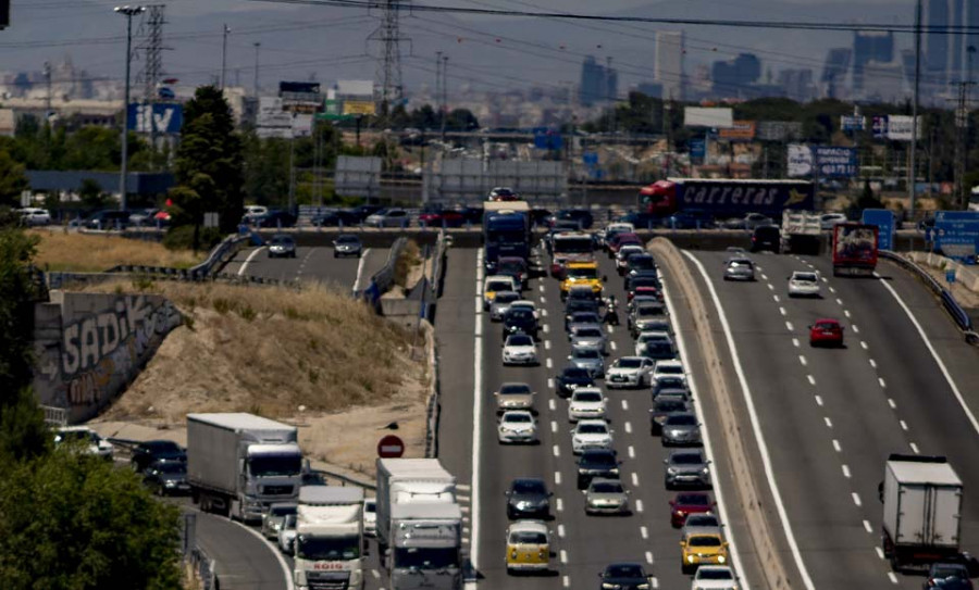 Vuelven los atascos en las carreteras españolas en el comienzo de las vacaciones de verano