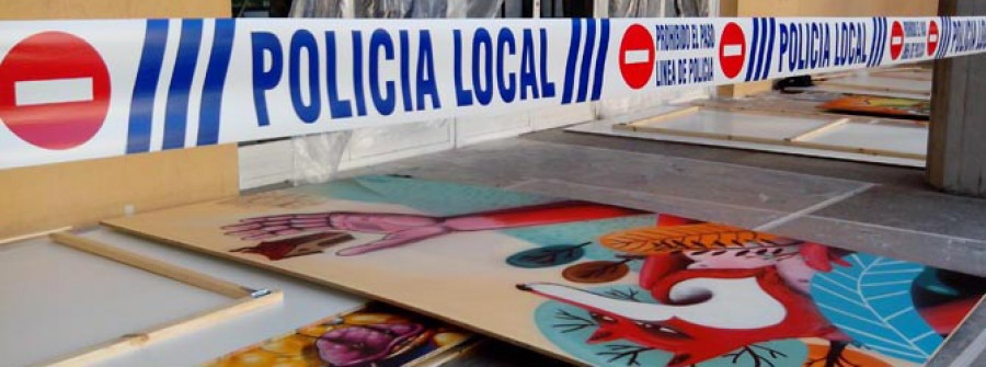 RIVEIRA-Herido un niño de 3 años al caerle encima un panel de los graffitis en la Praza do Concello
