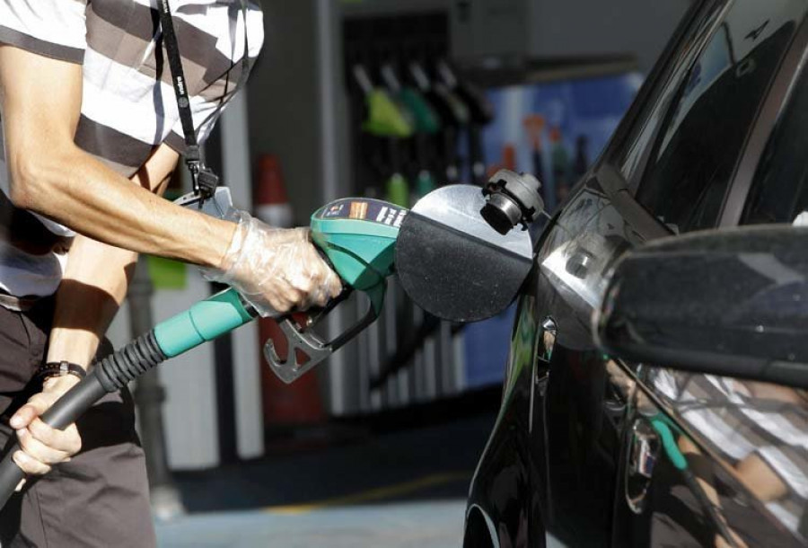 Los carburantes ahondan en sus precios mínimos del verano al caer más de un 1%