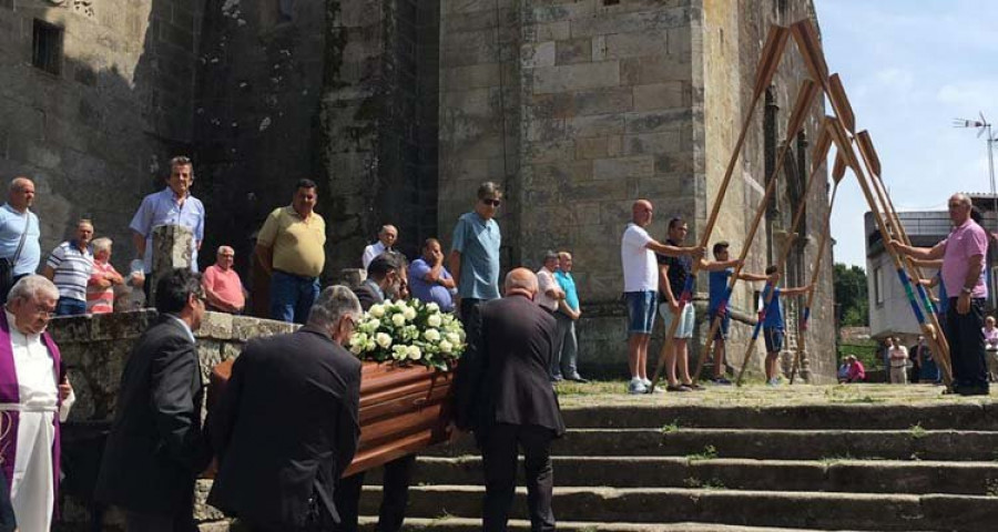 Reportaxe | Remos en alto e loito nas traíñas trala morte de Xoubeiro, patrón do CR Rianxo