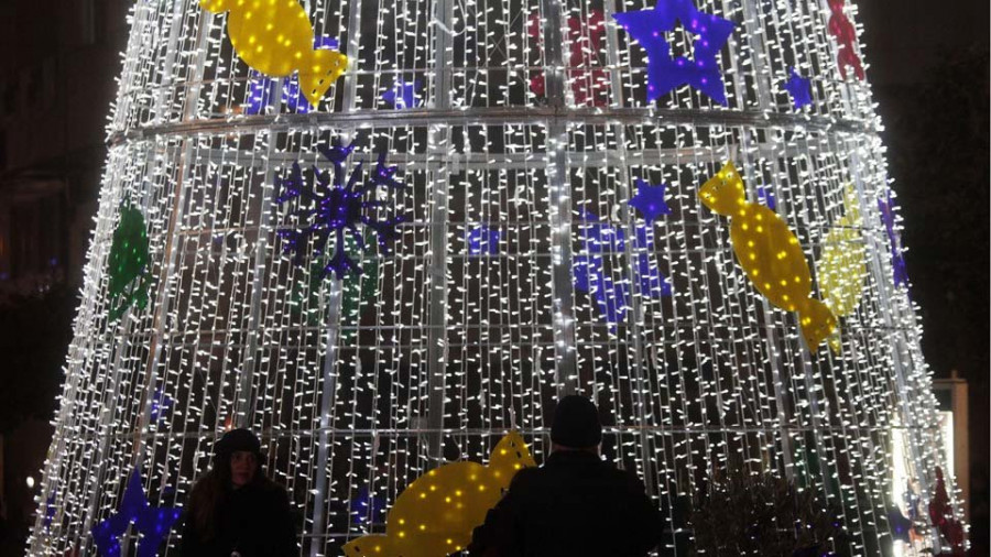 Ravella cambia el árbol de Navidad de  la Praza de Galicia por un regalo gigante