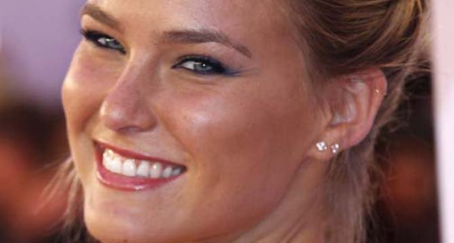 Bar Refaeli anuncia que espera una niña