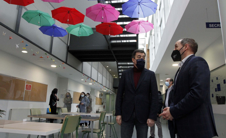 El conselleiro dice que la conversión del Bouza- Brey en CIFP está en “fase embrionaria” y pide tranquilidad