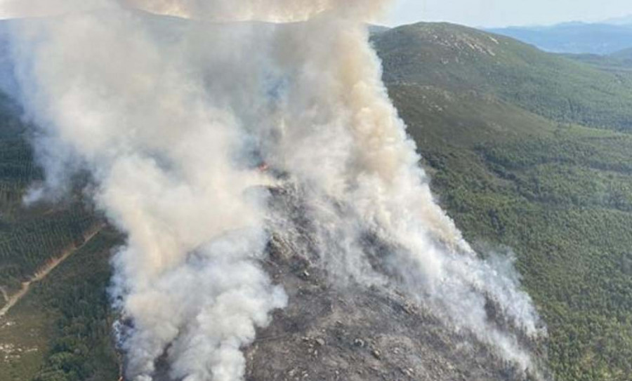 Un nuevo y peligroso incendio en Cuntis pone en jaque a efectivos y residentes de 12 viviendas