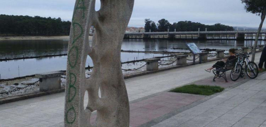 Aparecen pintadas en dos esculturas y un panel turístico informativo en Beiramar