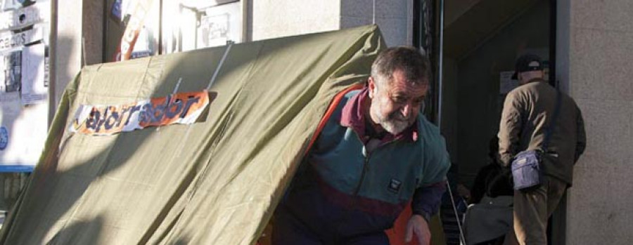 Dos dueños de preferentes acampan frente a una sucursal de Novagalicia