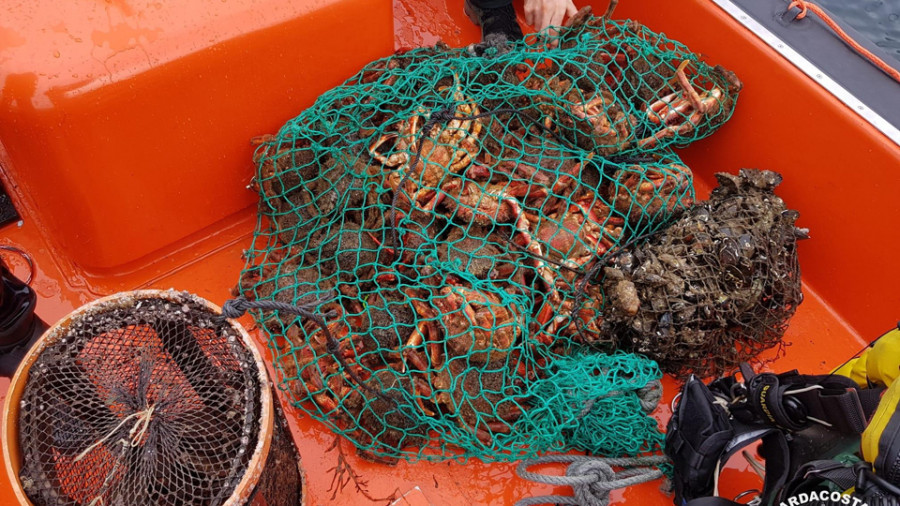 Gardacostas requisa máis de 220 quilos de marisco entre Sanxenxo e O Grove