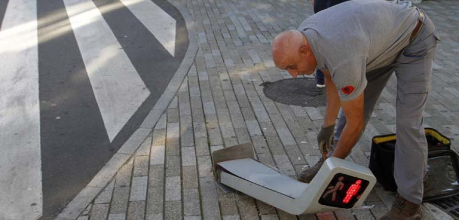 Una furgoneta derriba un semáforo de Praza Galicia