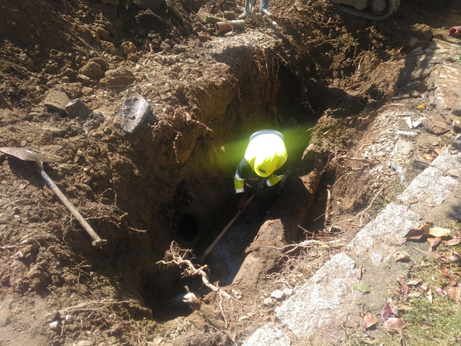 Revienta una tubería de la red general de abastecimiento de agua potable en Ribeira