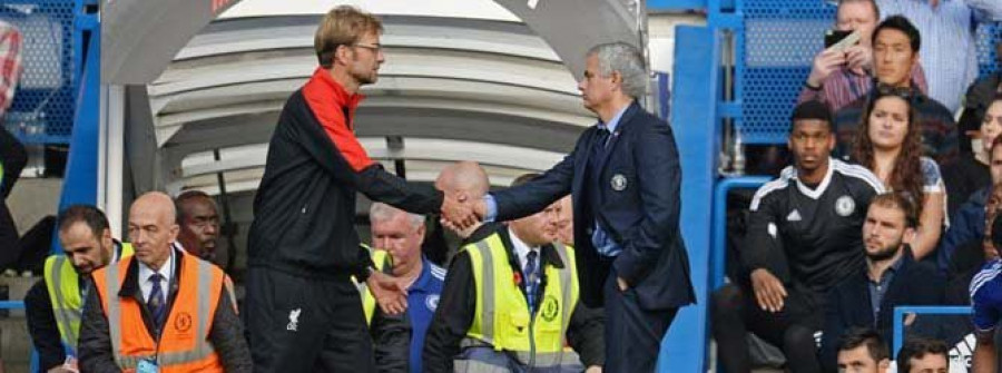 Klopp aleja a Mourinho  del banquillo del Chelsea