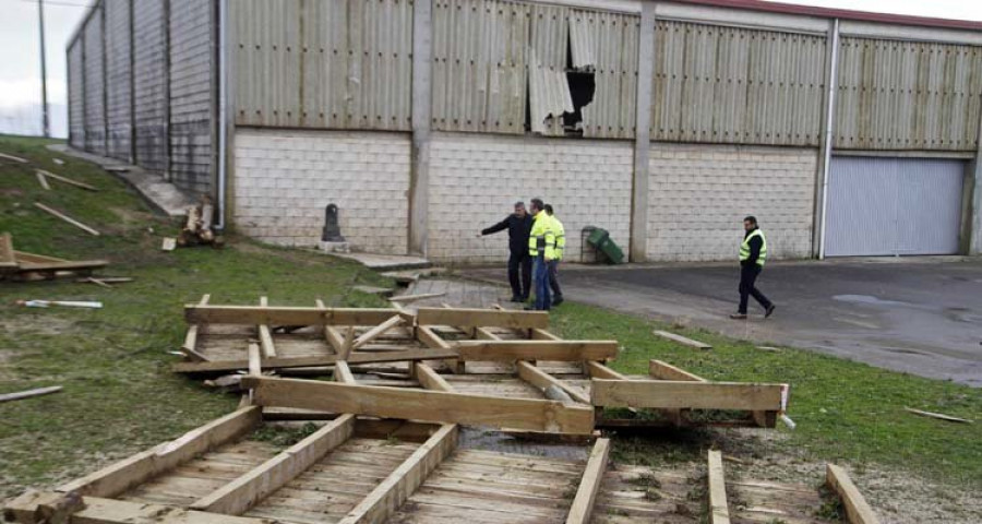 Un tornado obliga a evacuar el colegio de O Telleiro y levanta los tejados de una veintena de viviendas