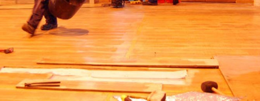 PONTECESURES - El gimnasio del colegio recuperará hoy su actividad tras recolocar la madera del piso