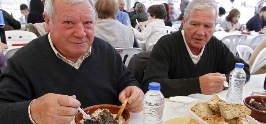 Reportaje | Pontecesures agota 480 raciones de rica lamprea y venera a San Lázaro