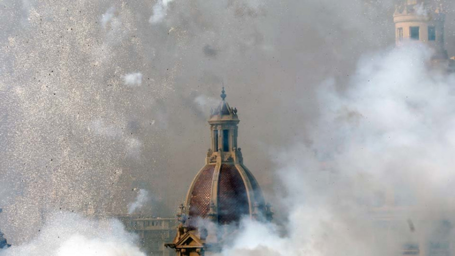 Valencia estrena mes fallero con una fuerte mascletá