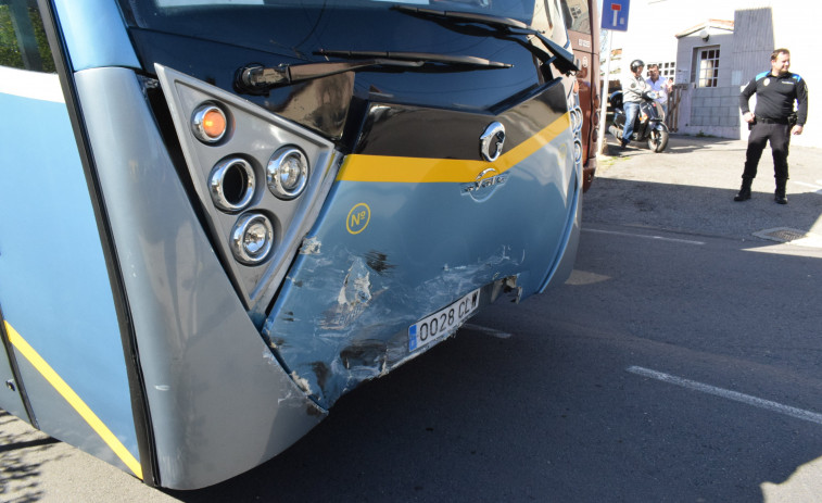 Detenido en Vigo tras romper el cristal de un autobús y herir a un pasajero