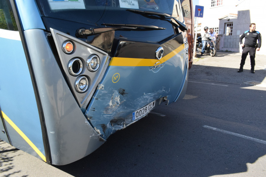 Una conductora de 63 años resulta herida en un accidente contra un autobús de transporte escolar en Carreira