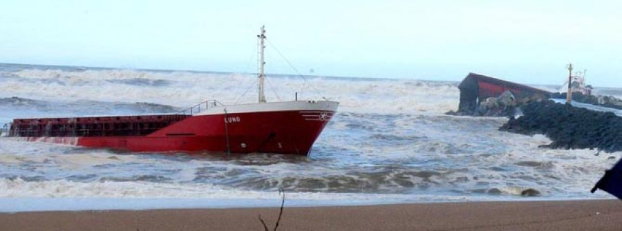 El oleaje parte en dos un carguero con tripulación gallega en la costa francesa