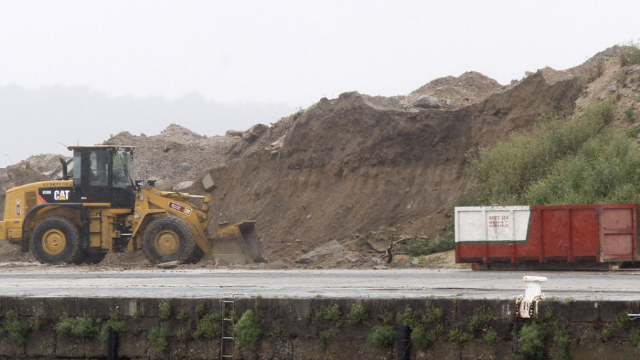 Multa de 20.000 euros para el Puerto por un vertido contaminante en O Ramal