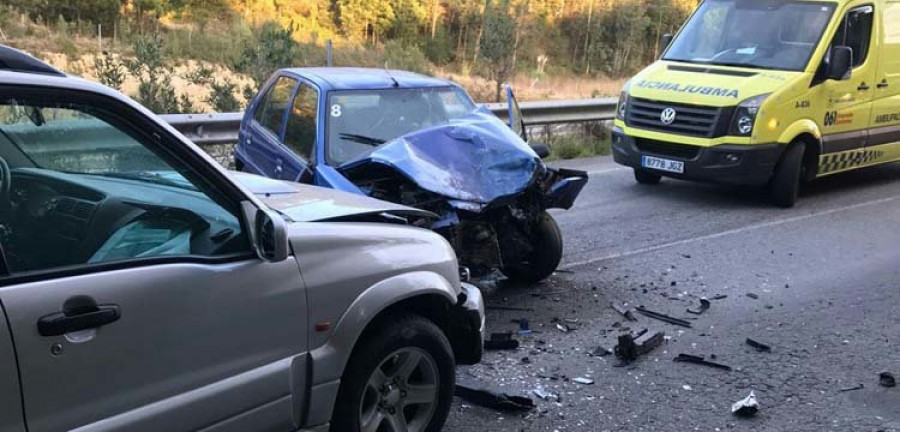 BOIRO - Un joven resulta herido en un choque frontal en la carretera de Espiñeira que obligó a cortar el tráfico dos horas