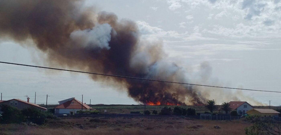 Controlan un incendio en Corrubedo tras  un gran despliegue de medios de extinción