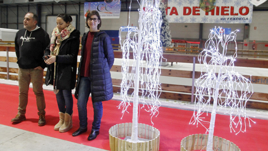 Fexdega inaugura la Navidad con una pista de hielo más grande y atracciones para todos los públicos