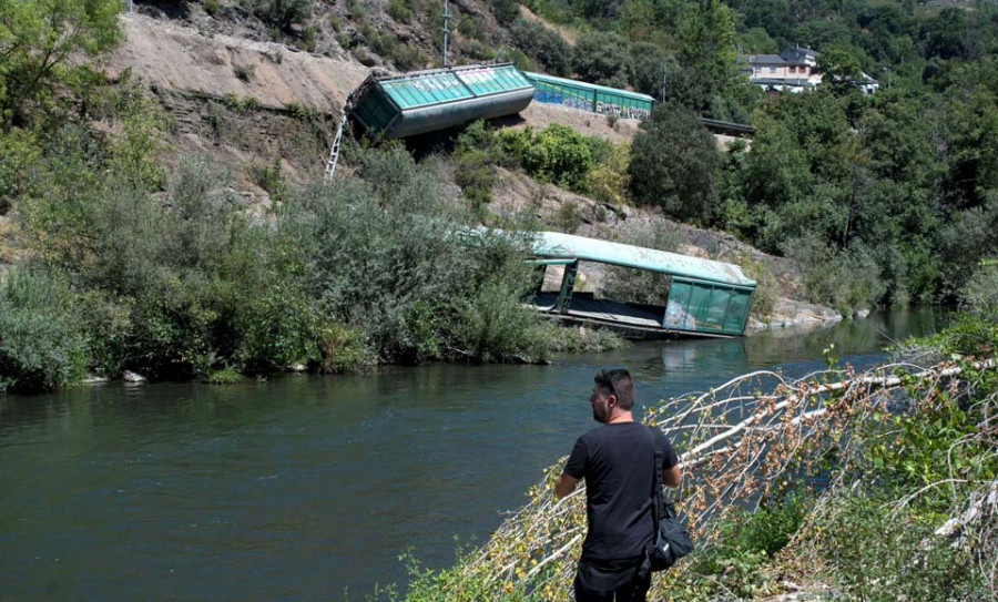 Un juzgado abre diligencias por los vagones de tren arrojados al río Sil