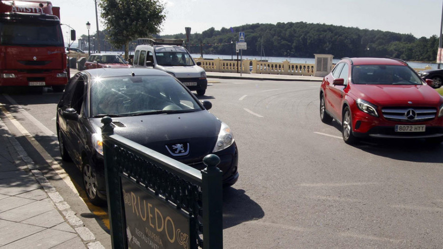Vecinos de Carril protestan por los riesgos que entrañan los vehículos que aparcan en la rotonda