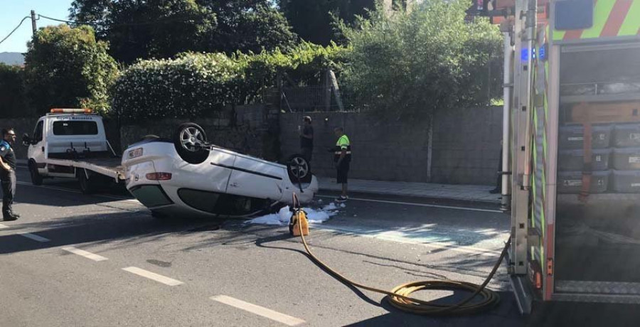 Herido leve tras volcar su coche en un aparatoso accidente en Agustín Romero