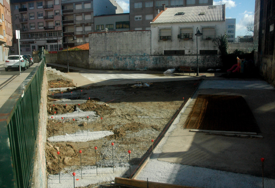 Comienzan las obras de renovación de la plaza situada junto la Rúa Rafael Dieste, en Ribeira