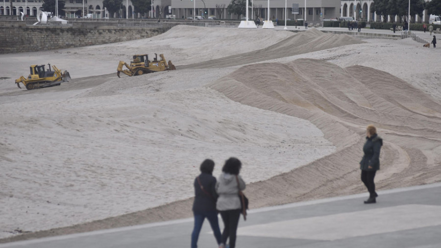 La playa de Riazor rehace su duna para enfrentarse a los próximos temporales